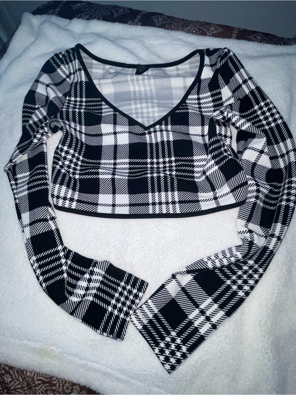 Black & White Plaid V-Neck Long-Sleeve Crop Top